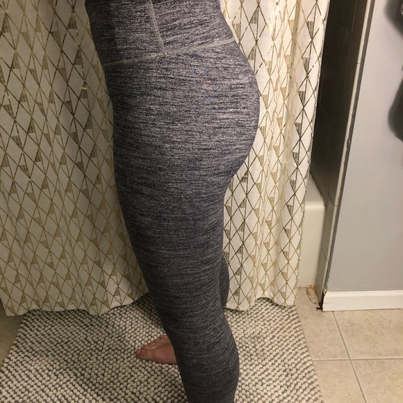 Size 4 grey lululemon leggings - Picture 2 of 3